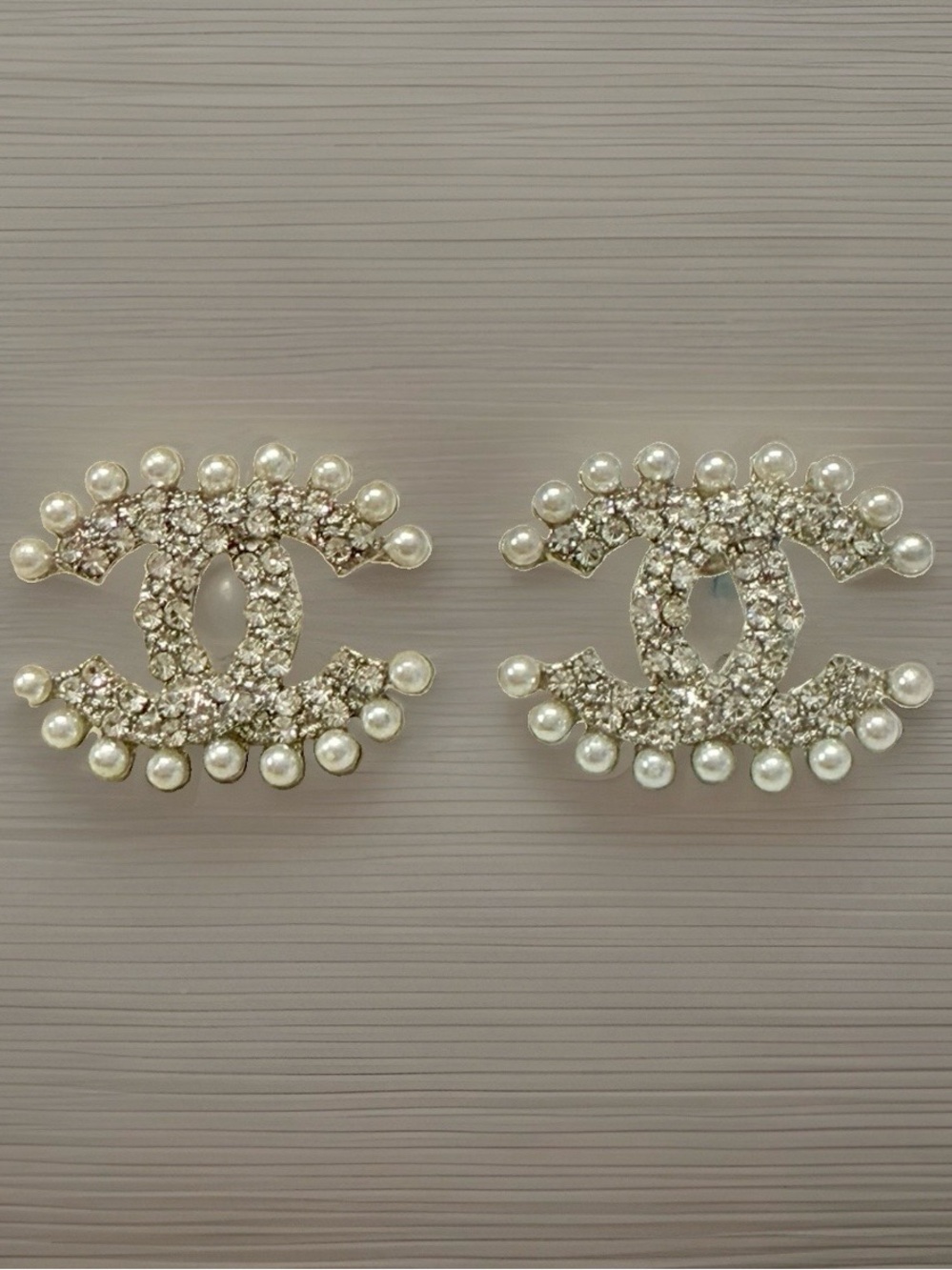 Pearl & Crystal Interlock Logo Stud Earrings - White/Silver